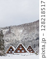 雪に覆われた冬の世界文化遺産　白川村（白川郷）　岐阜県 ：1月 128218517