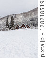 雪に覆われた冬の世界文化遺産　白川村（白川郷）　岐阜県 ：1月 128218519