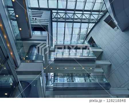 The large glass ceiling of an expansive modern building 128218848