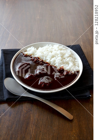 テーブル背景のビーフカレーライス・ブラックカレー 128218952