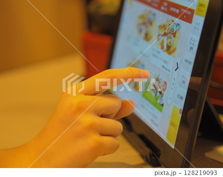 タッチパネルで注文する子供の手（飲食店） 128219093