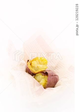 焼きいも　紅はるか　割ったところ　断面　明るい背景 128219228