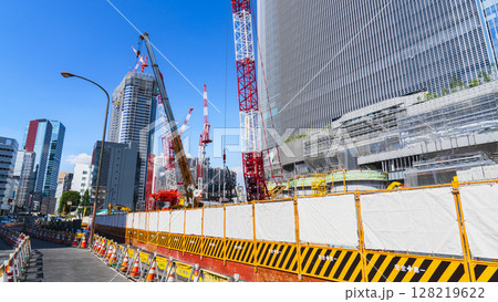 再開発進む都会の工事現場の風景【東京都】 再開発進む都会の工事現場の風景【東京都】 128219622