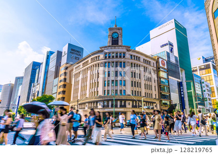 日本の東京都市景観外国人観光客らで賑わう銀座四丁目やセイコーハウス銀座などを望む＝4日 128219765