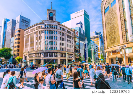 日本の東京都市景観外国人観光客らで賑わう銀座四丁目やセイコーハウス銀座などを望む＝4日 128219766