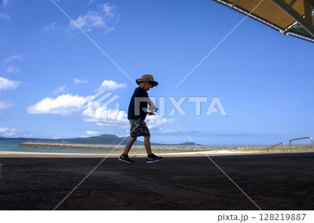 ＜素材＞夏の海水浴場で遊ぶ子供と青空 128219887