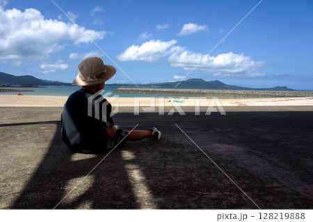＜素材＞夏の海水浴場で遊ぶ子供と青空 128219888