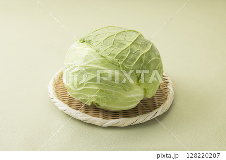 ザルにのったキャベツ ザルにのったキャベツ 128220207