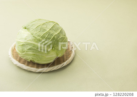 ザルにのったキャベツ ザルにのったキャベツ 128220208