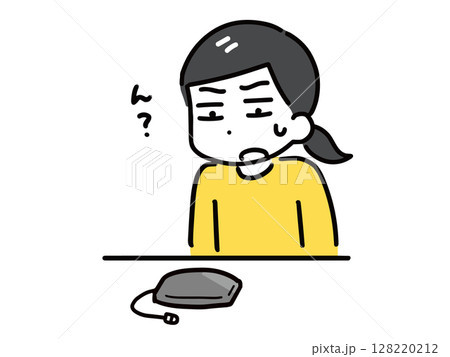 膨張したモバイルバッテリーに気付く女性 128220212