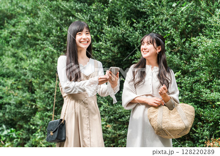 スマホを見ながら観光地を歩く若いアジア人女性(女子旅・トラベル・観光) スマホを見ながら観光地を歩く若いアジア人女性(女子旅・トラベル・観光) 128220289