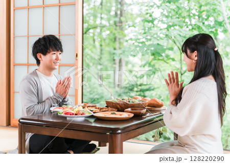 旅行・温泉旅館に来てランチ・ご馳走を食べる男女・カップル 128220290