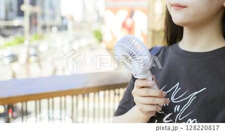 ハンディファンを使う女性 128220817