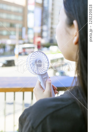 ハンディファンを使う女性 128220818