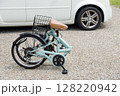 車で運ぶために折りたたむ自転車。折り畳み自転車 128220942