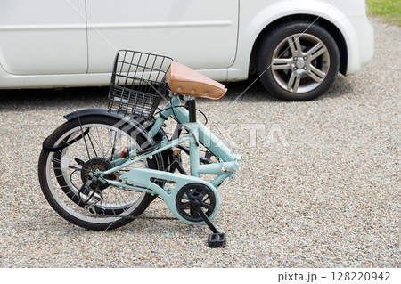 車で運ぶために折りたたむ自転車。折り畳み自転車 車で運ぶために折りたたむ自転車。折り畳み自転車 128220942