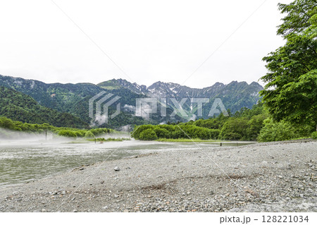 雨上がりの大正池から望む穂高連峰 128221034