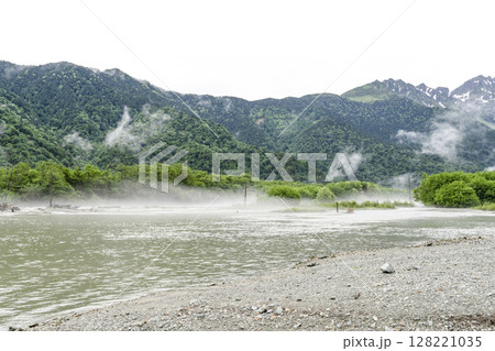 雨上がりの大正池から望む穂高連峰 128221035