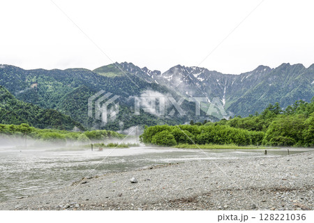 雨上がりの大正池から望む穂高連峰 128221036