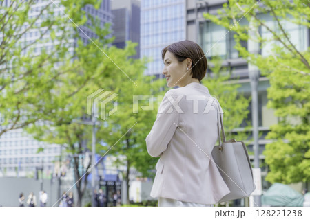 オフィス街を歩く若いビジネスウーマン 128221238