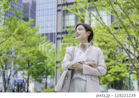 オフィス街を歩く若いビジネスウーマン 128221239