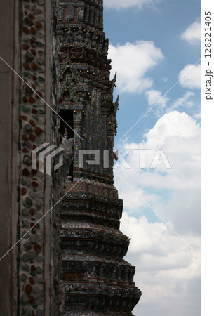 天をつくような荘厳華麗な建築物 128221405
