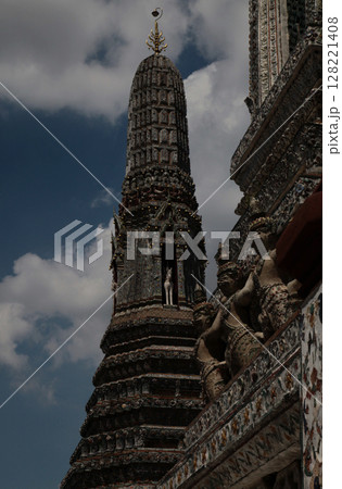 天をつくような荘厳華麗な建築物 128221408