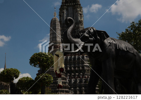 天をつくような荘厳華麗な建築物 128221617