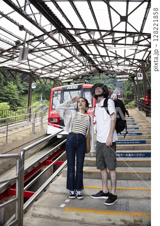 ケーブルカーに乗る観光客 128221858