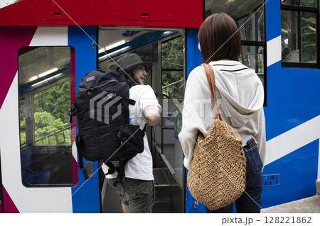 ケーブルカーに乗る観光客 128221862