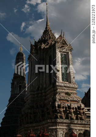 天をつくような荘厳華麗な建築物 128221973