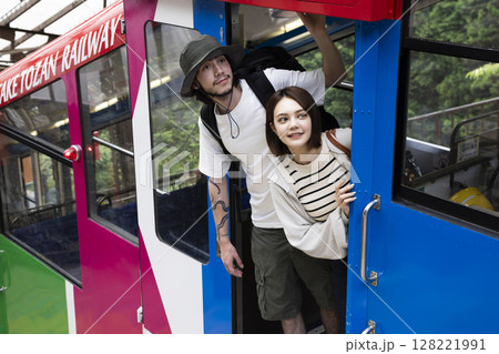 ケーブルカーに乗る観光客 128221991