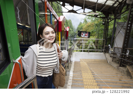 ケーブルカーに乗る観光客 128221992