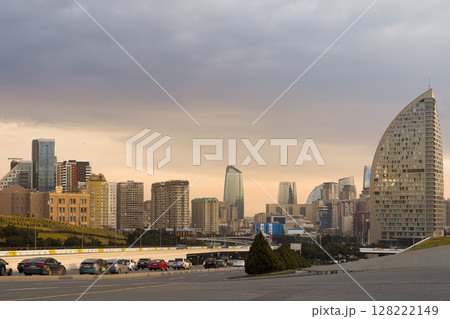 アゼルバイジャン・夕暮れ時のバクー市街地 / Baku, Azerbaijan 128222149