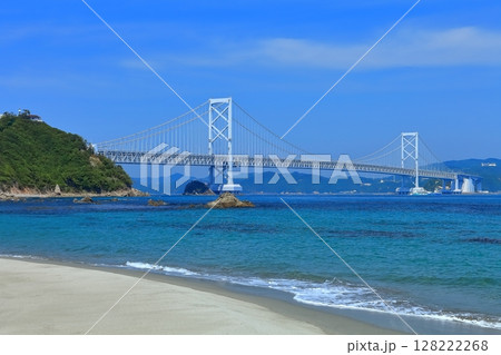 【徳島県】快晴の鳴門海峡と大鳴門橋 128222268