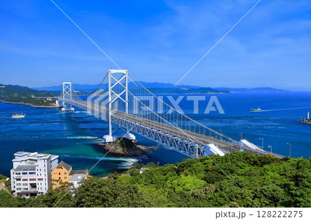 【徳島県】快晴の大鳴門橋と鳴門海峡（鳴門の渦潮） 128222275