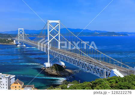 【徳島県】快晴の大鳴門橋と鳴門海峡（鳴門の渦潮） 128222276