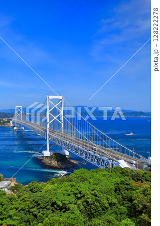 【徳島県】快晴の大鳴門橋と鳴門海峡（鳴門の渦潮） 128222278