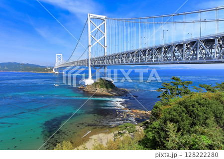 【徳島県】快晴の大鳴門橋と鳴門海峡（鳴門の渦潮） 128222280