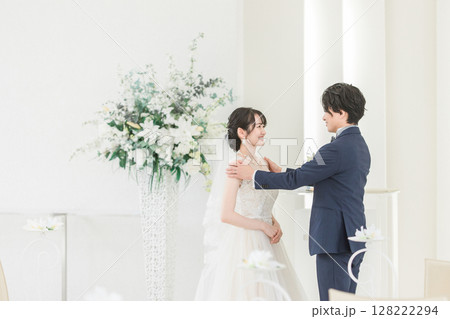 結婚式で誓いのキスをする新郎新婦 128222294