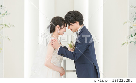 結婚式で誓いのキスをする新郎新婦(おでこ,額)の写真素材 [128222296