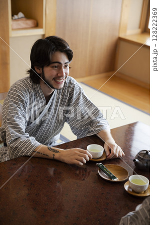 旅館でくつろぐ若いカップル 旅館でくつろぐ若いカップル 128222369