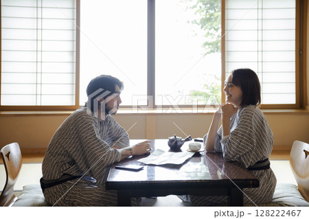 旅館でくつろぐ若いカップル 旅館でくつろぐ若いカップル 128222467
