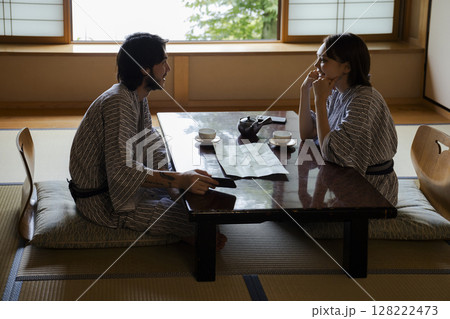 旅館でくつろぐ若いカップル 128222473