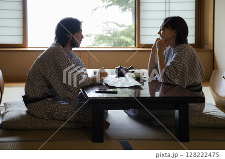 旅館でくつろぐ若いカップル 旅館でくつろぐ若いカップル 128222475