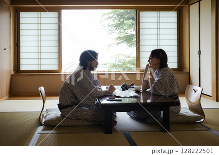 旅館でくつろぐ若いカップル 旅館でくつろぐ若いカップル 128222501