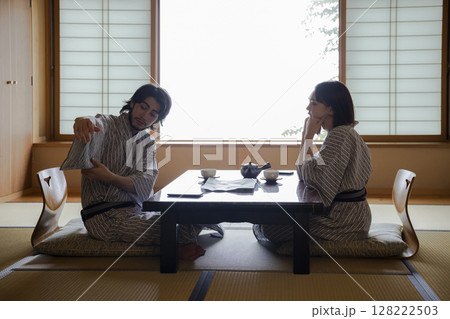 旅館でくつろぐ若いカップル 旅館でくつろぐ若いカップル 128222503