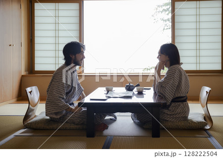 旅館でくつろぐ若いカップル 旅館でくつろぐ若いカップル 128222504