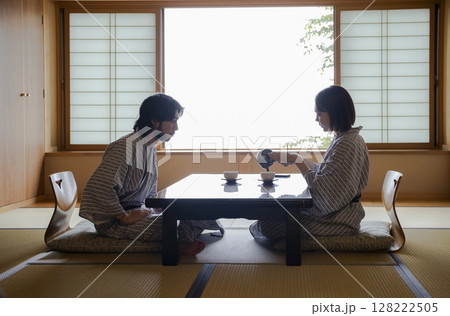 旅館でくつろぐ若いカップル 旅館でくつろぐ若いカップル 128222505