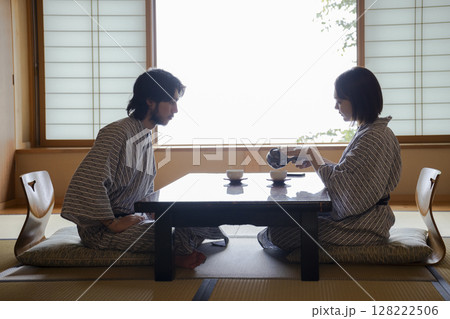 旅館でくつろぐ若いカップル 旅館でくつろぐ若いカップル 128222506
